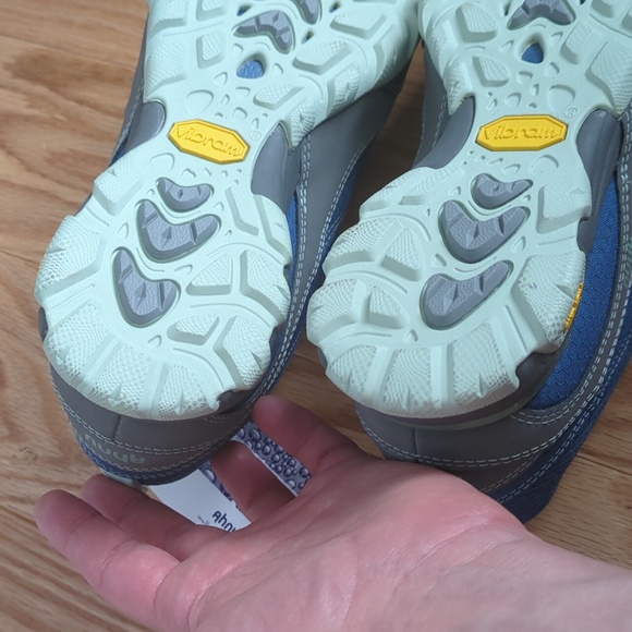 New Ahnu Sugarpine Women's Air Mesh Waterproof Hiking Boot, Size 6 - Picture 7 of 11